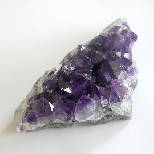 Kleine stukjes ruwe amethist met kristallen en mooie paarse kleur