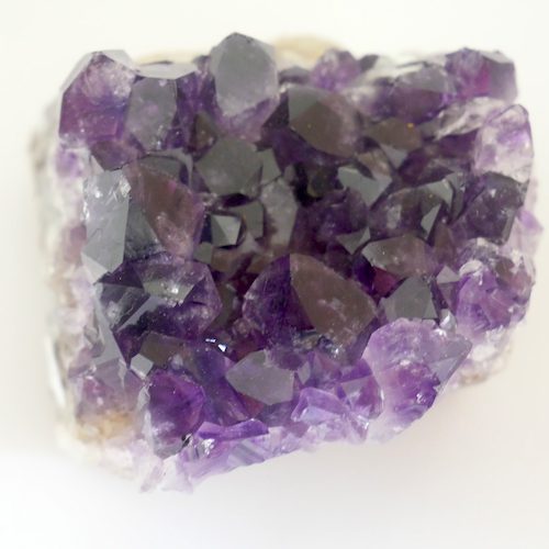 Kleine stukjes ruwe amethist met kristallen en mooie paarse kleur, nr2