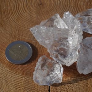 Ruwe brokjes bergkristal klein, gebroken stukjes heldere, niet gekristalliseerde bergkristal
