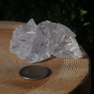 Ruwe brokjes bergkristal klein, gebroken stukjes heldere, niet gekristalliseerde bergkristal, van opzij gezien