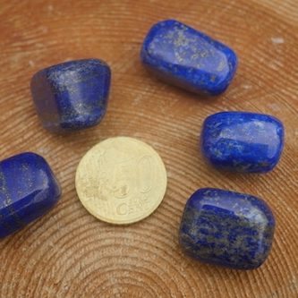Fraaie koningsblauwe lapis lazuli trommelsteen uit Afghanistan - bovenaanzicht met muntje