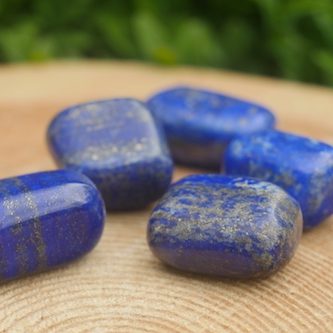 Fraaie koningsblauwe lapis lazuli trommelsteen uit Afghanistan - detail 2