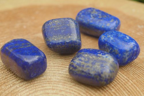 Fraaie koningsblauwe lapis lazuli trommelsteen uit Afghanistan - detail