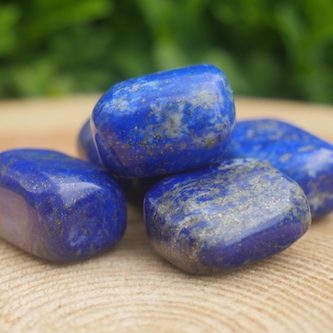Fraaie koningsblauwe lapis lazuli trommelsteen uit Afghanistan