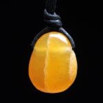 Oranje calciet hanger doorboord