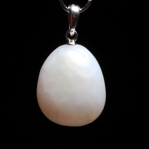 Witte opaal hanger met zilveren oogje