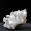 Bergkristal cluster BK2 met grote en kleine punten die helder alle richtingen op steken