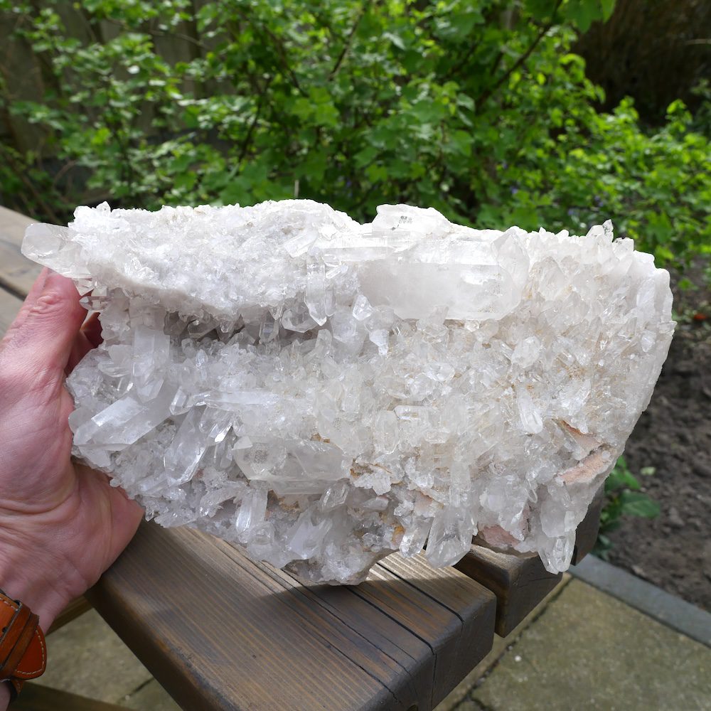 uniek bergkristal cluster groot 'nr4' van maar liefst 27cm lang en vol fraaie heldere kristallen - met hand