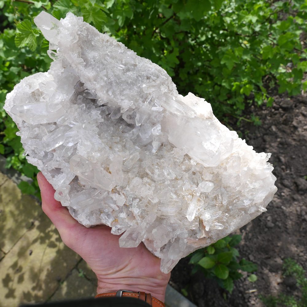 uniek bergkristal cluster groot 'nr4' van maar liefst 27cm lang en vol fraaie heldere kristallen - met hand nr2