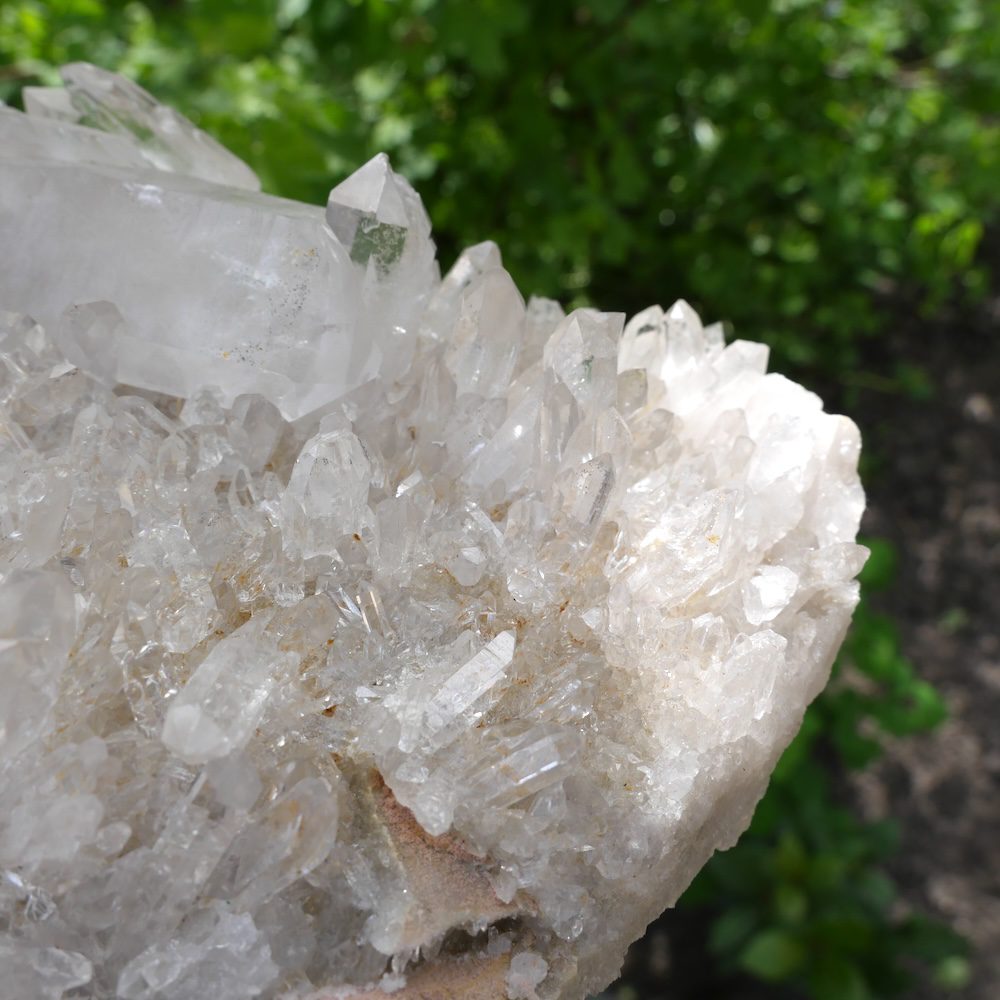 uniek bergkristal cluster groot 'nr4' van maar liefst 27cm lang en vol fraaie heldere kristallen - detail van kristallen 1