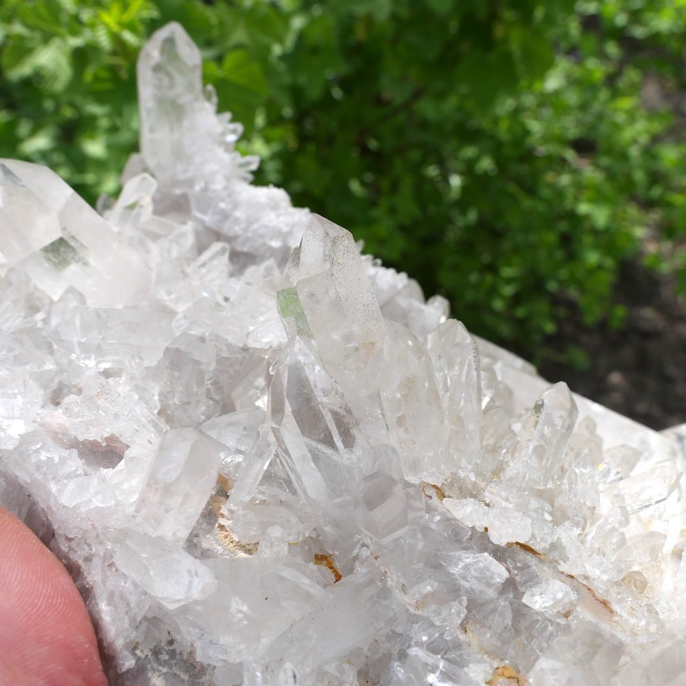 uniek bergkristal cluster groot 'nr4' van maar liefst 27cm lang en vol fraaie heldere kristallen - detail van kristallen 2