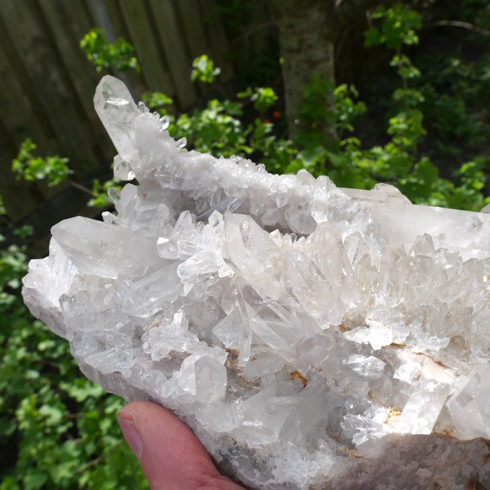 uniek bergkristal cluster groot 'nr4' van maar liefst 27cm lang en vol fraaie heldere kristallen - detail van kristallen 3