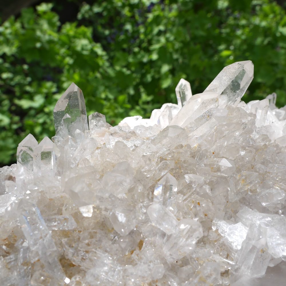 uniek bergkristal cluster groot 'nr4' van maar liefst 27cm lang en vol fraaie heldere kristallen - detail van kristallen 4