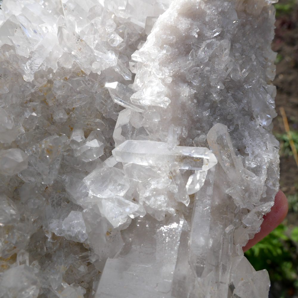 uniek bergkristal cluster groot 'nr4' van maar liefst 27cm lang en vol fraaie heldere kristallen - detail van kristallen 6