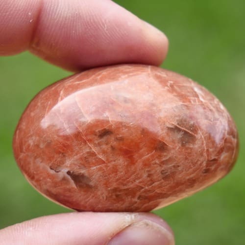 Roze maansteen trommelsteen