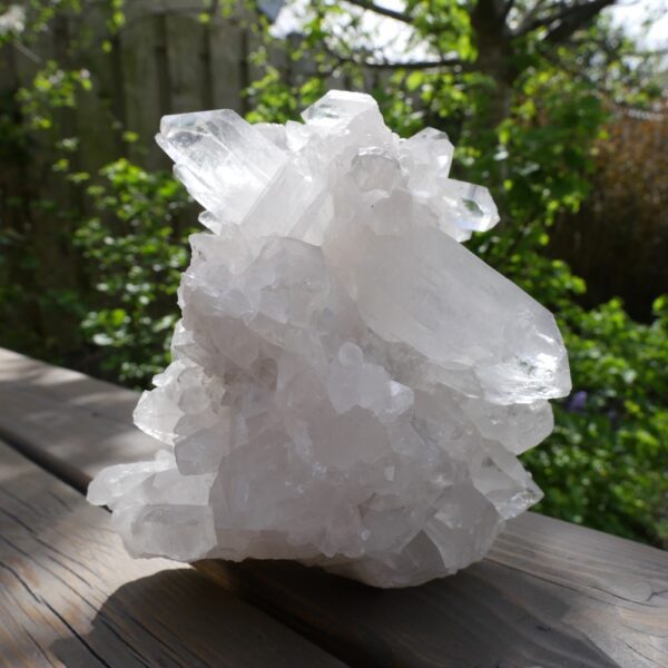 Fraai gevormd bergkristal cluster groot 'nr2' uit Brazilië met rondom kristallen