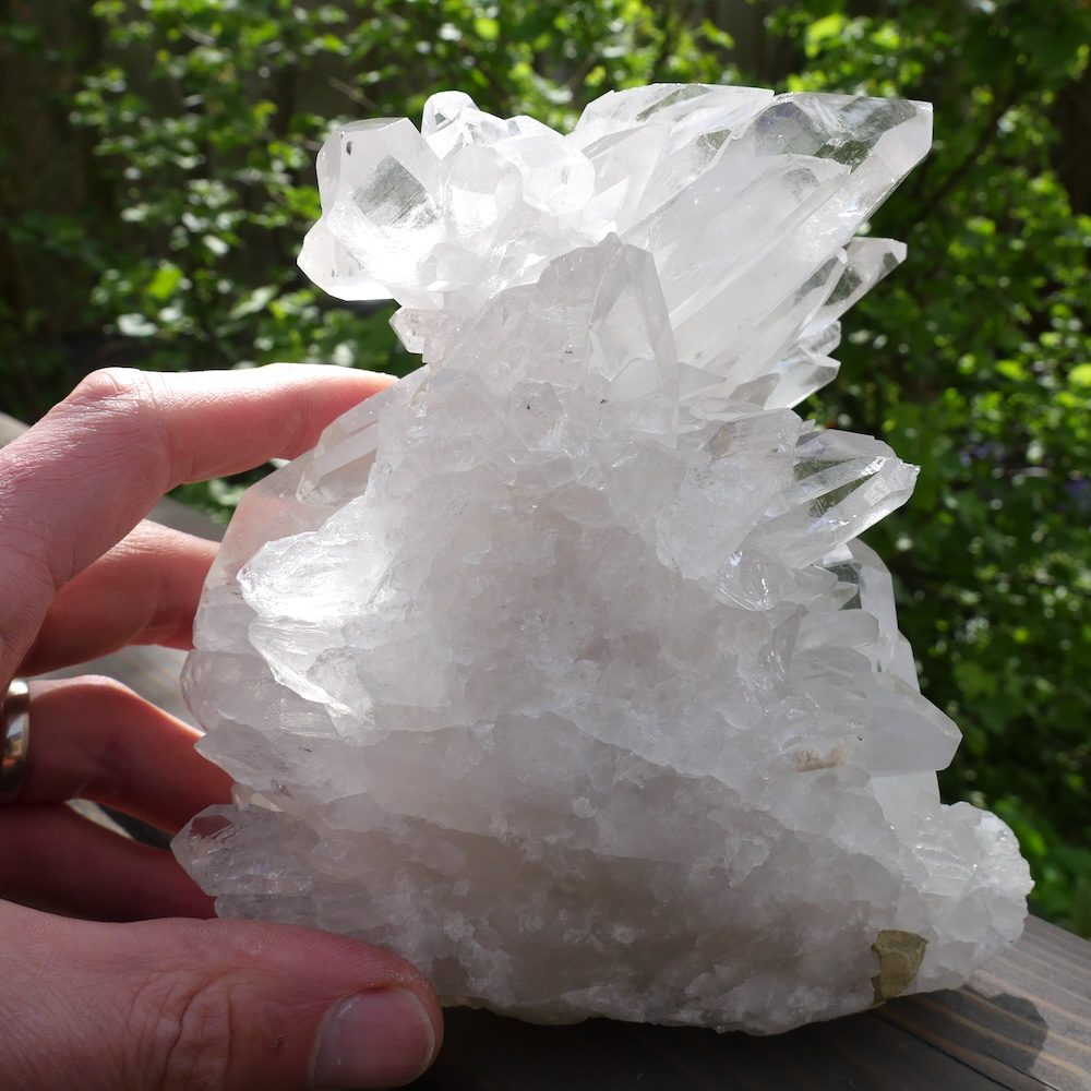 Fraai gevormd bergkristal cluster groot 'nr2' uit Brazilië met rondom kristallen - met hand voor formaat