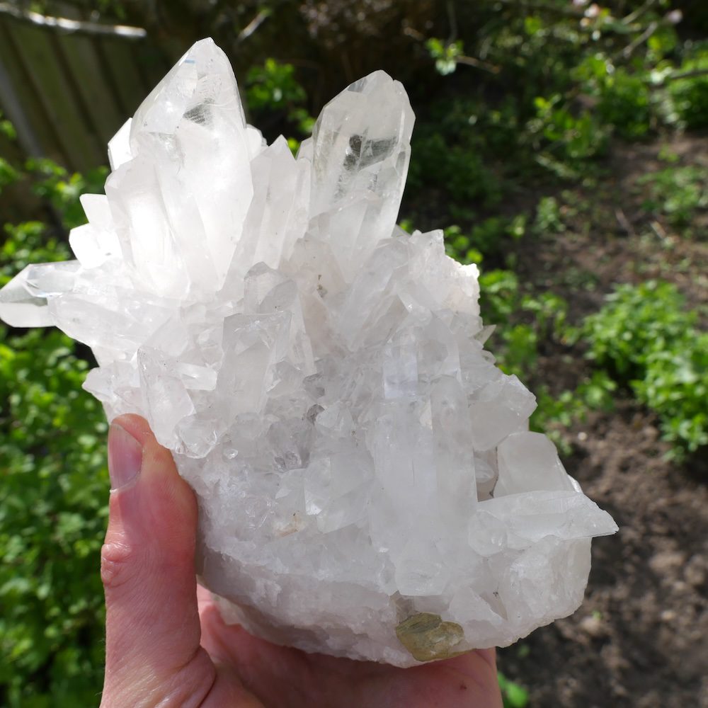 Fraai gevormd bergkristal cluster groot 'nr2' uit Brazilië met rondom kristallen in hand zijkant 1