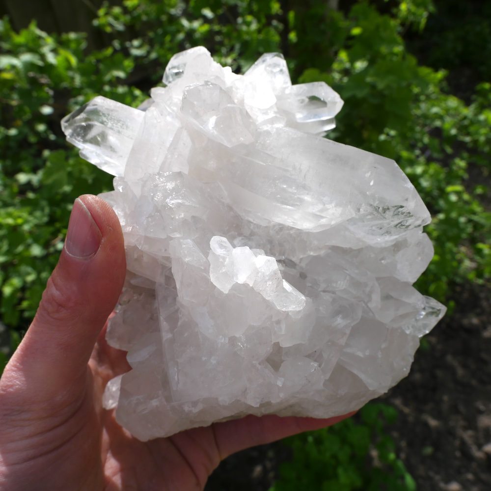 Fraai gevormd bergkristal cluster groot 'nr2' uit Brazilië met rondom kristallen - in hand zijkant 2
