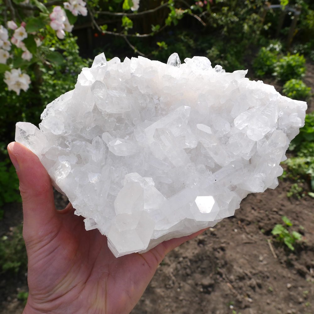 Fraai cluster ruwe bergkristal groot van 21cm lang en heldere kristallen - in hand