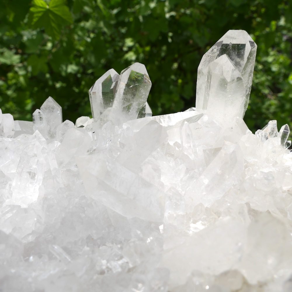 Fraai cluster ruwe bergkristal groot van 21cm lang en heldere kristallen - detail kristallen