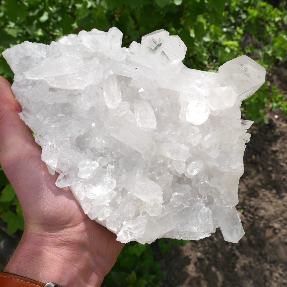 Fraai cluster ruwe bergkristal groot van 21cm lang en heldere kristallen - in hand ander aanzicht