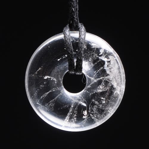 Bergkristal donut hanger met zwart touwtje