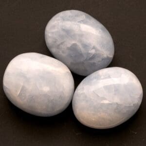 Blauwe calciet knuffelsteen van circa 6cm lang