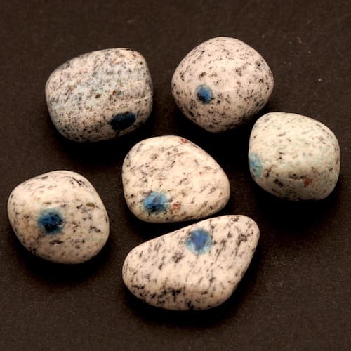 K2 jaspis trommelsteen met helder blauwe azuriet bolletjes
