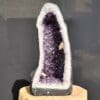 Amethist geode 'G7' uit Brazilië met twee mooie calciet punten en 27,8 kg zwaar