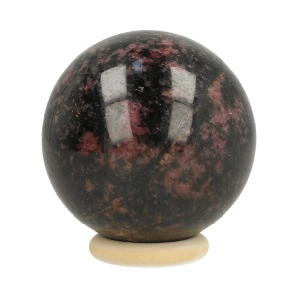 Fraaie zwart-roze rhodoniet bol met diameter van 52mm, inclusief houten ringetje