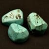 Turquoise gepolijste nuggets van circa 3 bij 4 cm