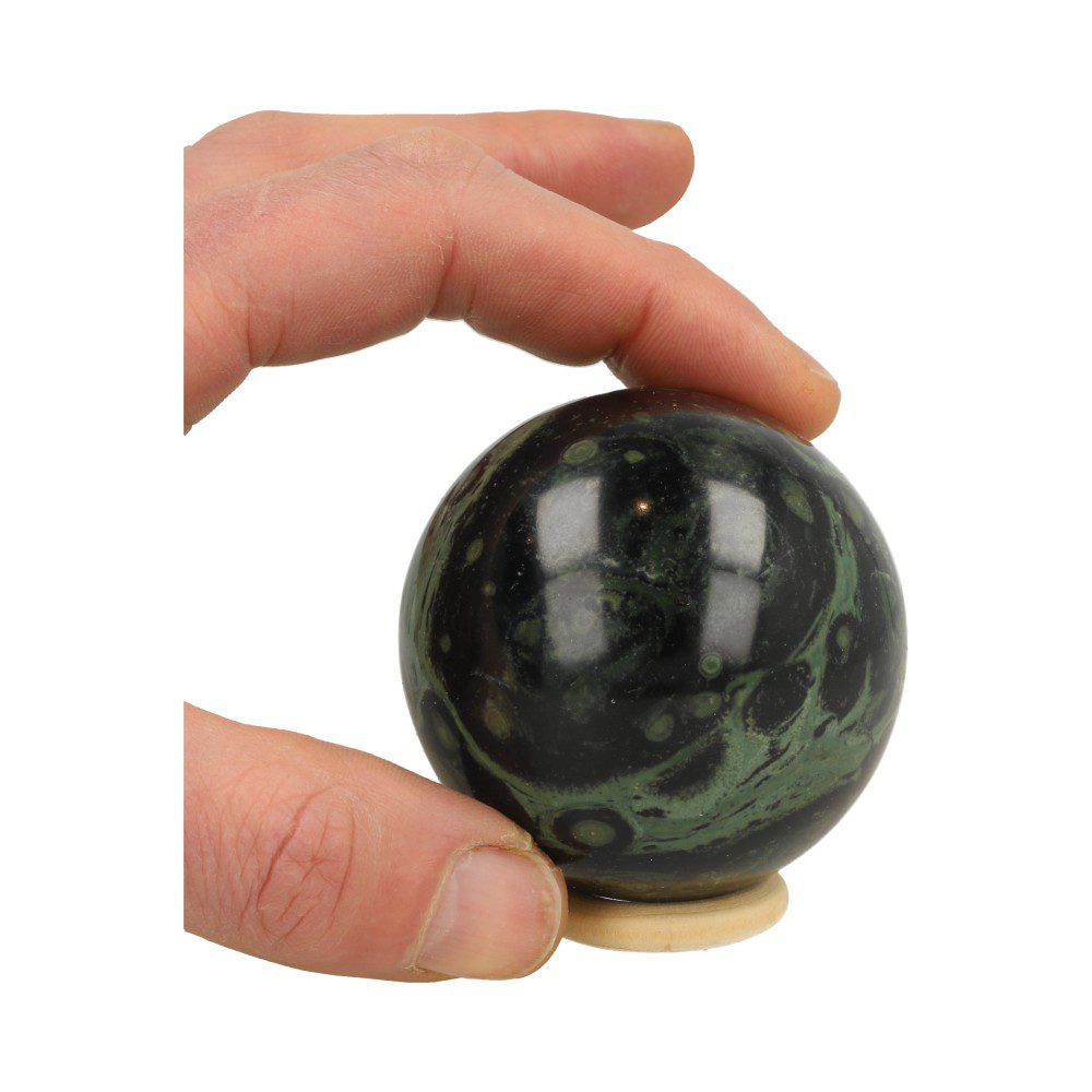 Leuke Kabamba jaspis of eldariet bol van 62mm op houten ring, in hand voor formaat