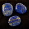 Lapis lazuli amulet van ca 3-4cm lang en 1cm dik