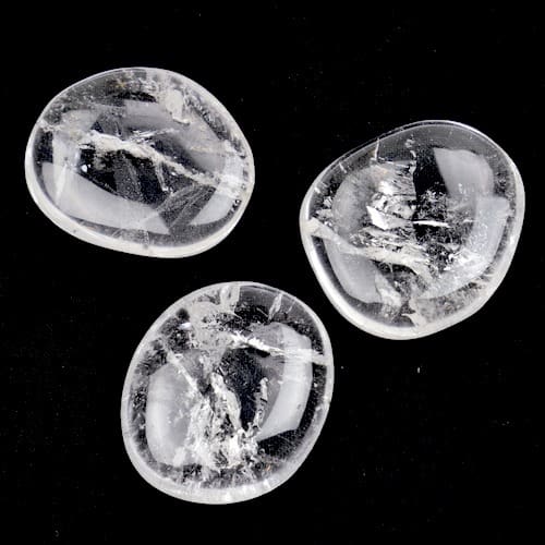 Bergkristal amulet van ca 3,5 x 4cm en 1cm dik