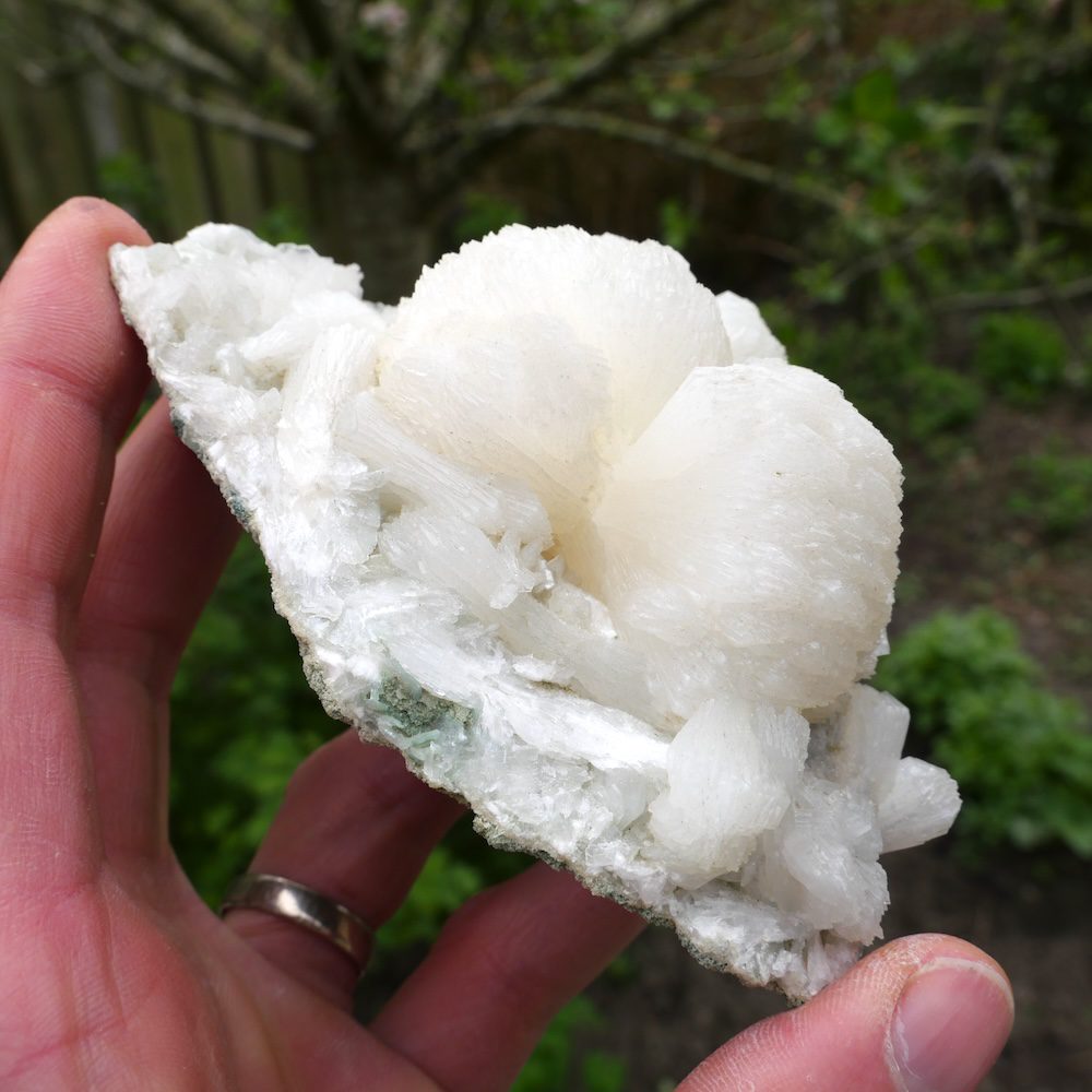Fraai cluster met heldere stilbiet kristallen - zijaanzicht