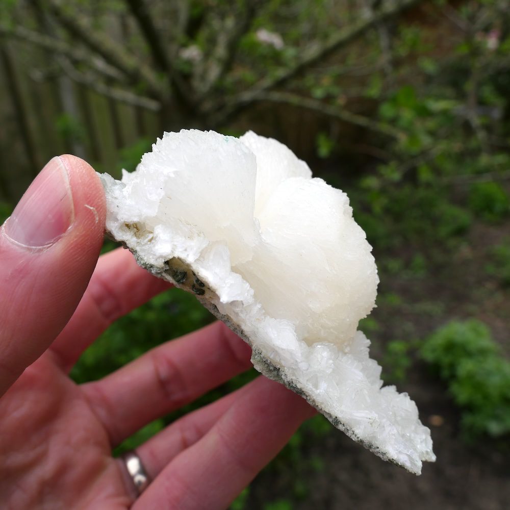 Fraai cluster met heldere stilbiet kristallen - zijaanzicht 2