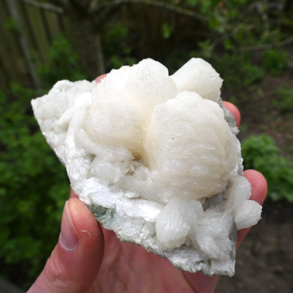 Fraai cluster met heldere stilbiet kristallen - bovenaanzicht