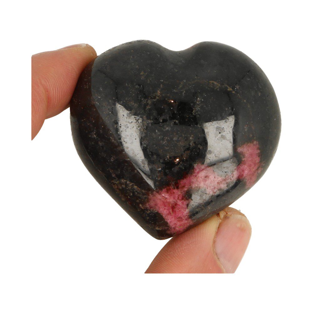 Zwarte achterzijde van fraai rhodoniet hart met heldere rood-roze kleur en veel zwart met breedte van 58mm