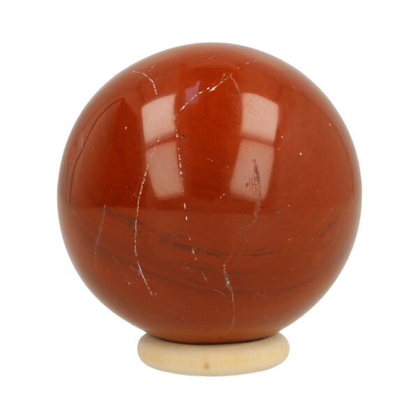 Fraaie rode jaspis bol met houten ringetje en een diameter van 57mm
