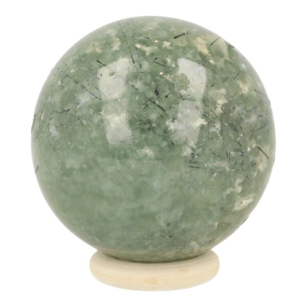Mooie helder groene prehniet bol met epidoot naaldjes en een diameter van 54mm