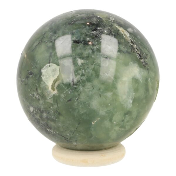 Fraaie helder groene prehniet bol met epidoot naaldjes en een diameter van 5,5cm