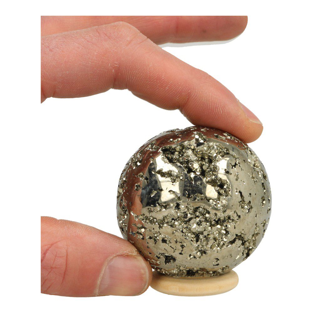Mooie A-kwaliteit pyriet bol met fraaie kristallen en een diameter van 53mm , overzicht in hand