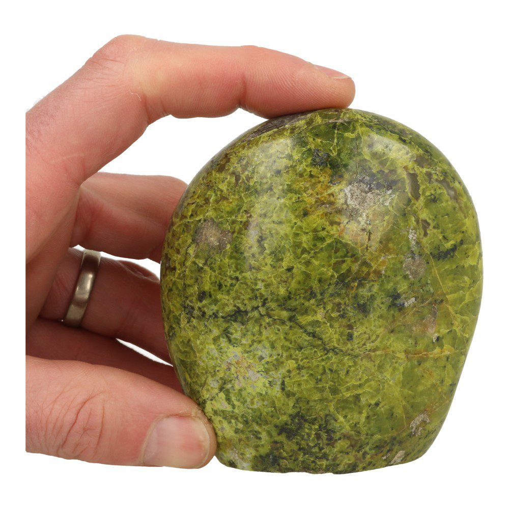 Fraaie helder groene opaal vrije vorm van 93mm hoog - achterzijde met hand
