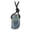 Blauwe kyaniet hanger doorboord met zwart koord