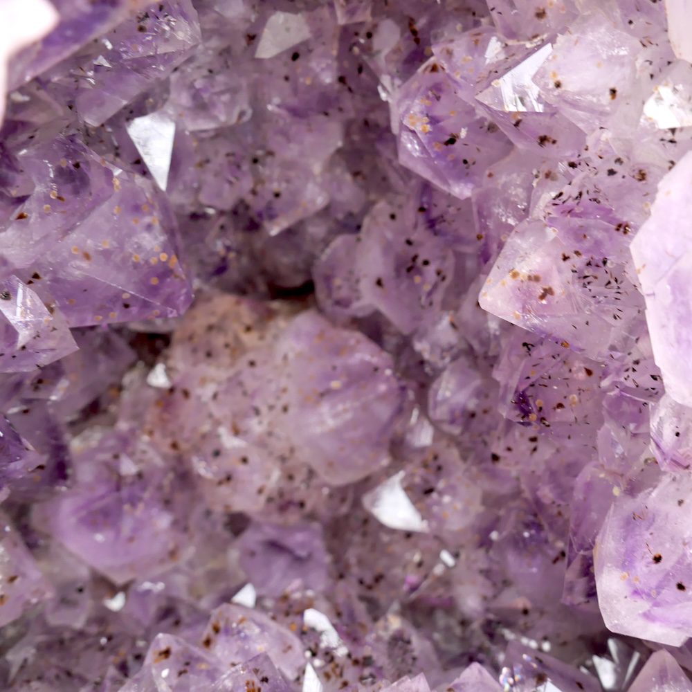 Fraaie, zachtpaarse amethist geode van 17,6kg uit Brazilië - detail kristallen met geothiet