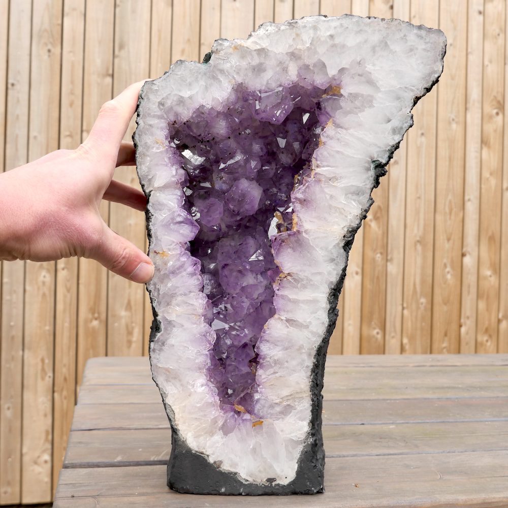 Amethist geode met heldere rand en een gewicht van 13,35kg uit Brazilië - met hand