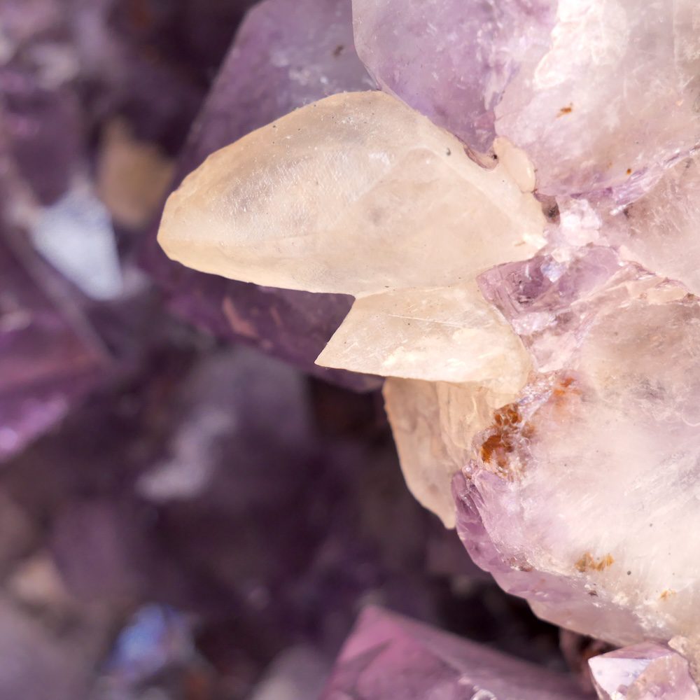 Fraaie amethist geode met een gewicht van maar liefst 21,45kg uit Brazilië - detail van calciet kristal