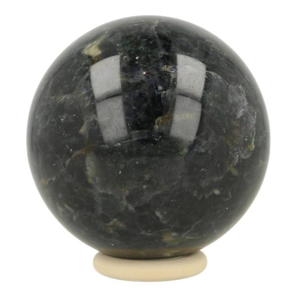 Mooie donkerblauwe ioliet bol van 83mm diameter op houten ring