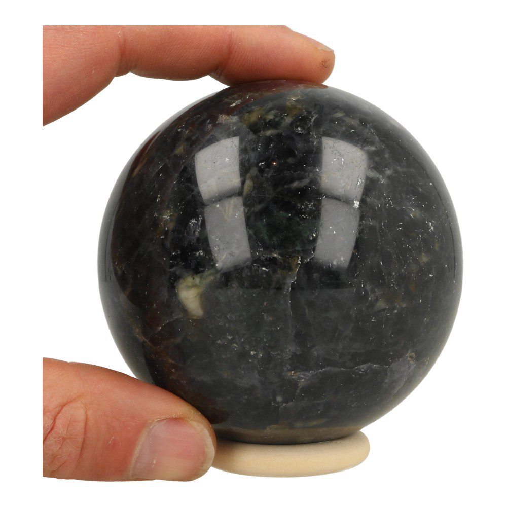 Mooie donkerblauwe ioliet bol van 83mm diameter op houten ring - met hand